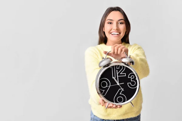 Mulher Bonita Com Despertador Fundo Cinza — Fotografia de Stock