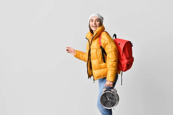 Estudante Feminina Com Despertador Fundo Cinza — Fotografia de Stock