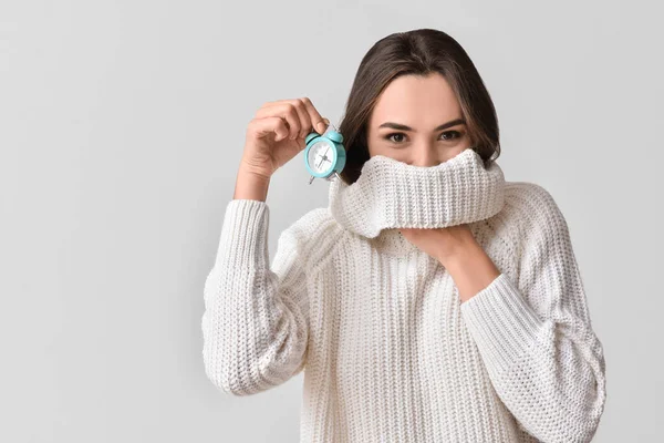 Hermosa Joven Con Despertador Sobre Fondo Gris — Foto de Stock