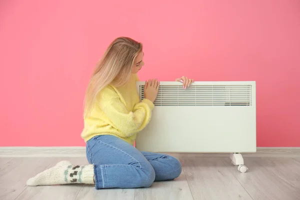 Jonge Vrouw Bij Elektrische Kachel Begrip Verwarmingsseizoen — Stockfoto