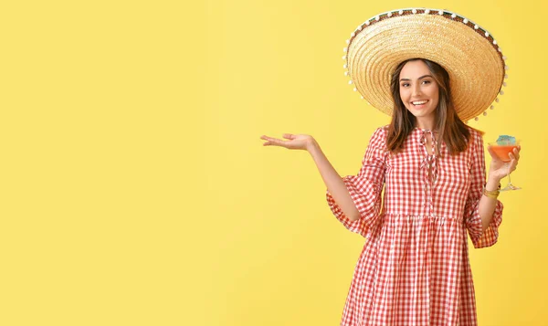 Hermosa Mujer Mexicana Sombrero Sombrero Con Cóctel Sobre Fondo Color — Foto de Stock