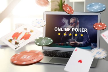 ONLINE POKER 'ı masadaki dizüstü bilgisayarın ekranında yaz