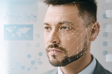 Yüzü hafif arkaplanda tarama yapan adam