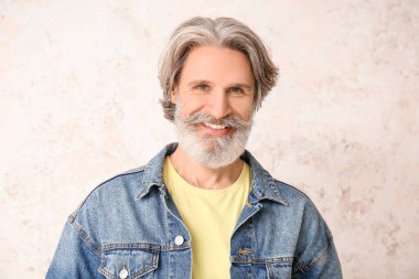 Beyaz saçlı, şık, olgun bir adam.