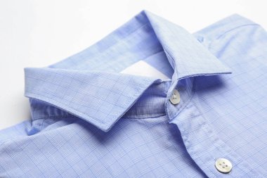 Beyaz arkaplanda yeni erkek gömleği, yakın plan.