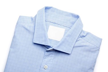 Beyaz arkaplanda yeni erkek gömleği