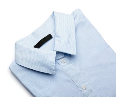 Beyaz arkaplanda yeni erkek gömleği