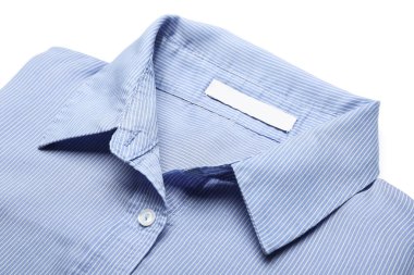 Beyaz arkaplanda yeni erkek gömleği, yakın plan.