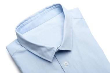 Beyaz arkaplanda yeni erkek gömleği