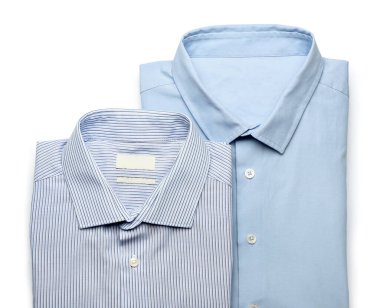 Beyaz arkaplanda yeni erkek gömlekleri