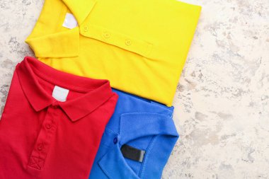 Açık arkaplanda yeni erkek gömlekleri