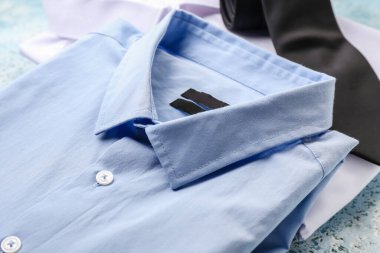 Açık arkaplanda yeni erkek gömlekleri, yakın plan