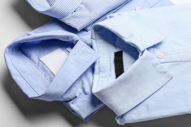 Açık arkaplanda yeni erkek gömlekleri