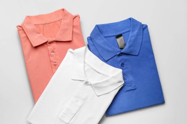 Açık arkaplanda yeni erkek gömlekleri