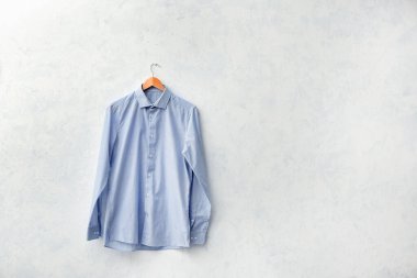 Açık arkaplanda şık erkek gömleği