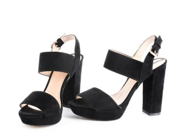 Beyaz arka planda şık kadın ayakkabıları