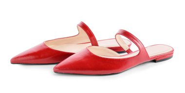 Beyaz arka planda şık kadın ayakkabıları