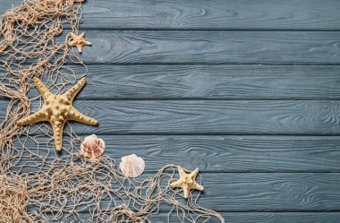 Ahşap arka planda balık ağları ve deniz dekoru