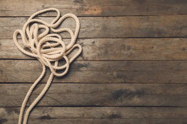 Ahşap arka planda uzun ip