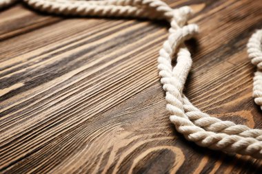 Ahşap arka planda uzun ip