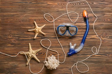 Halat, şnorkel maskesi ve ahşap arka planda tüp ile kompozisyon