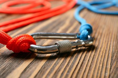 Ahşap arka planda ıstakoz tokalı ipler.