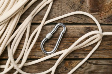 Ahşap arka planda uzun ip ve ıstakoz tokası.