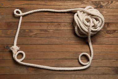 Ahşap arkaplanda ipten yapılmış çerçeve