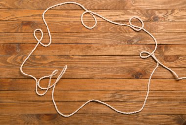 Ahşap arkaplanda ipten yapılmış çerçeve