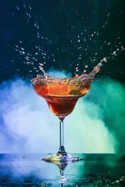 Koyu arkaplanlı bir bardak lezzetli kahve martini.