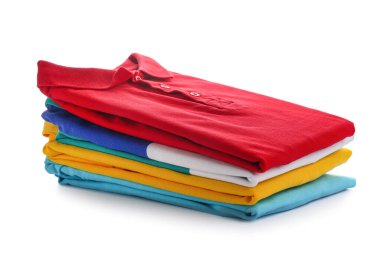 Beyaz arkaplanda erkek gömlekleri yığını