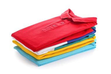 Beyaz arkaplanda erkek gömlekleri yığını