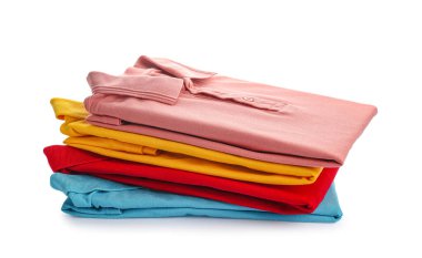 Beyaz arkaplanda erkek gömlekleri yığını