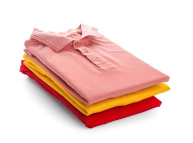 Beyaz arkaplanda erkek gömlekleri yığını