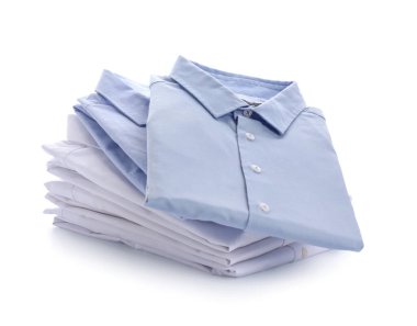 Beyaz arkaplanda erkek gömlekleri yığını