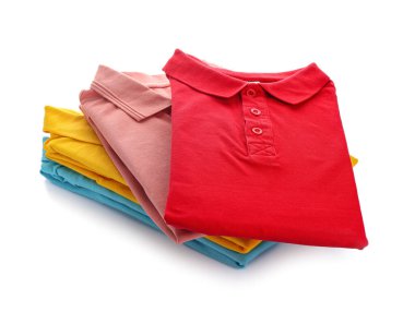 Beyaz arkaplanda erkek gömlekleri yığını