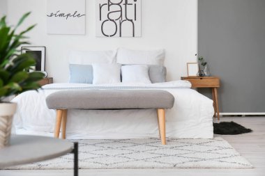 Modern şık yatak odasının içi.