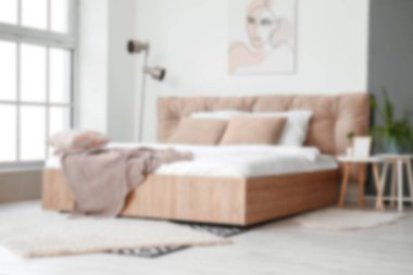 Modern şık yatak odasının içi bulanık.