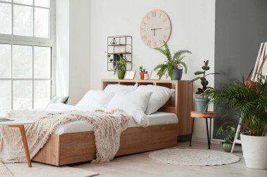 Modern şık yatak odasının içi.