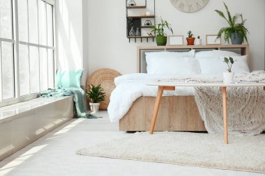 Modern şık yatak odasının içi.