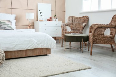 Modern şık yatak odasının içi.