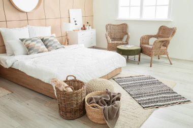 Modern şık yatak odasının içi.