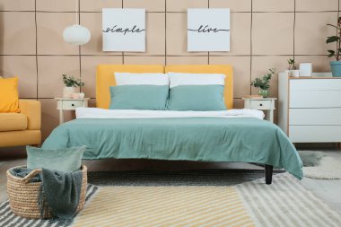 Modern şık yatak odasının içi.