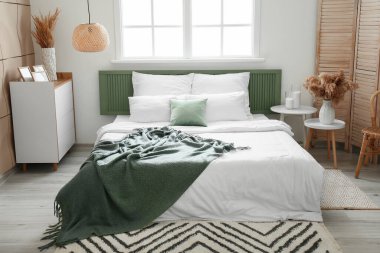 Modern şık yatak odasının içi.