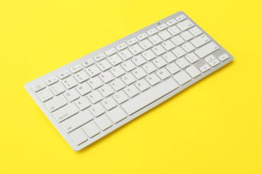 Renk arkaplanındaki bilgisayar klavyesi