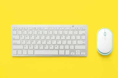 Renkli arkaplanda bilgisayar klavyesi ve fare