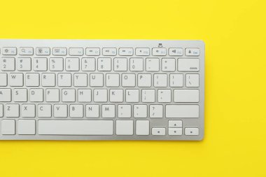 Renk arkaplanındaki bilgisayar klavyesi