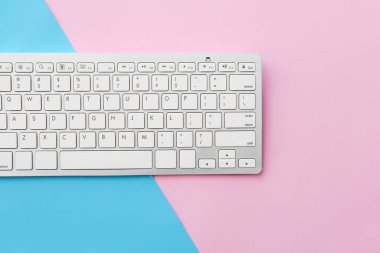 Renk arkaplanındaki bilgisayar klavyesi