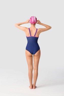 Hafif arkaplanda kadın yüzücü