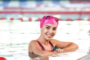 Havuzda genç bir bayan yüzücü